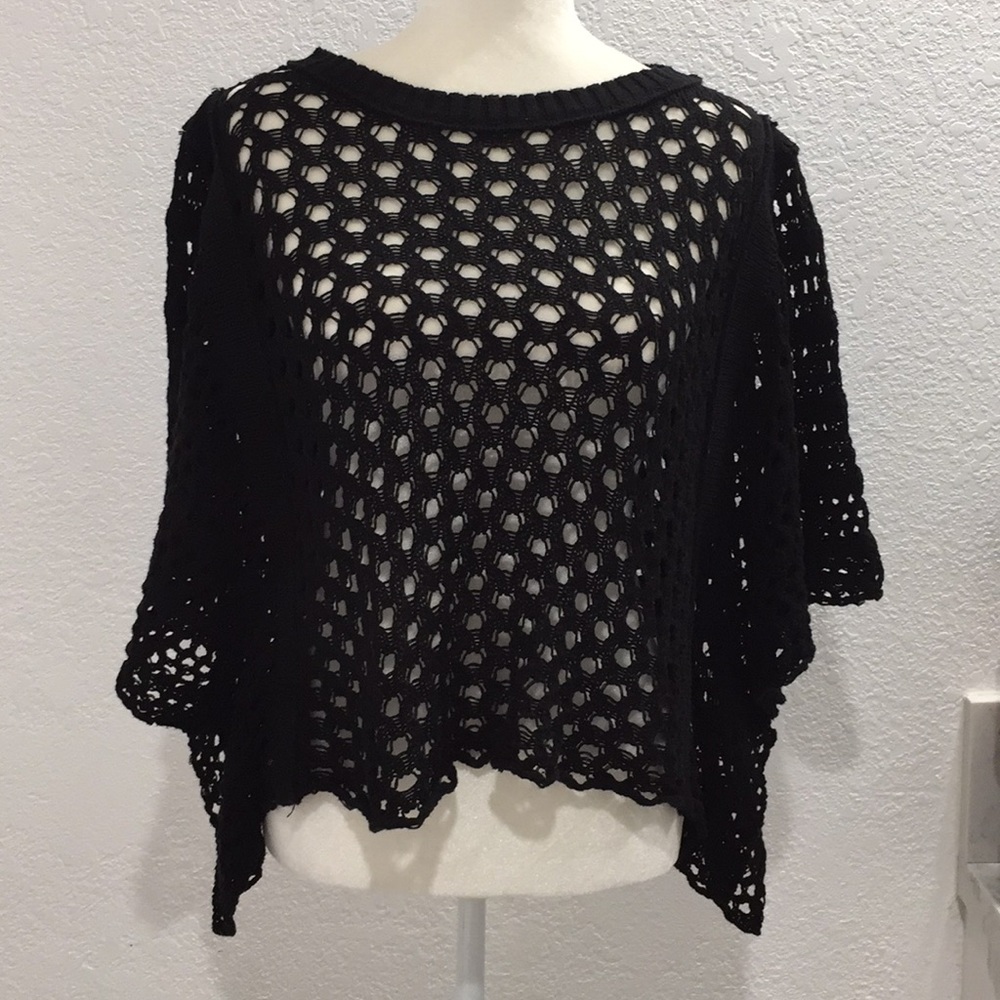 Pullover shawl knitted black and white